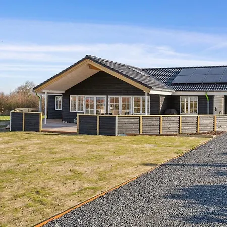 Vakantiehuis Modern Family House Near Kobingsmark *